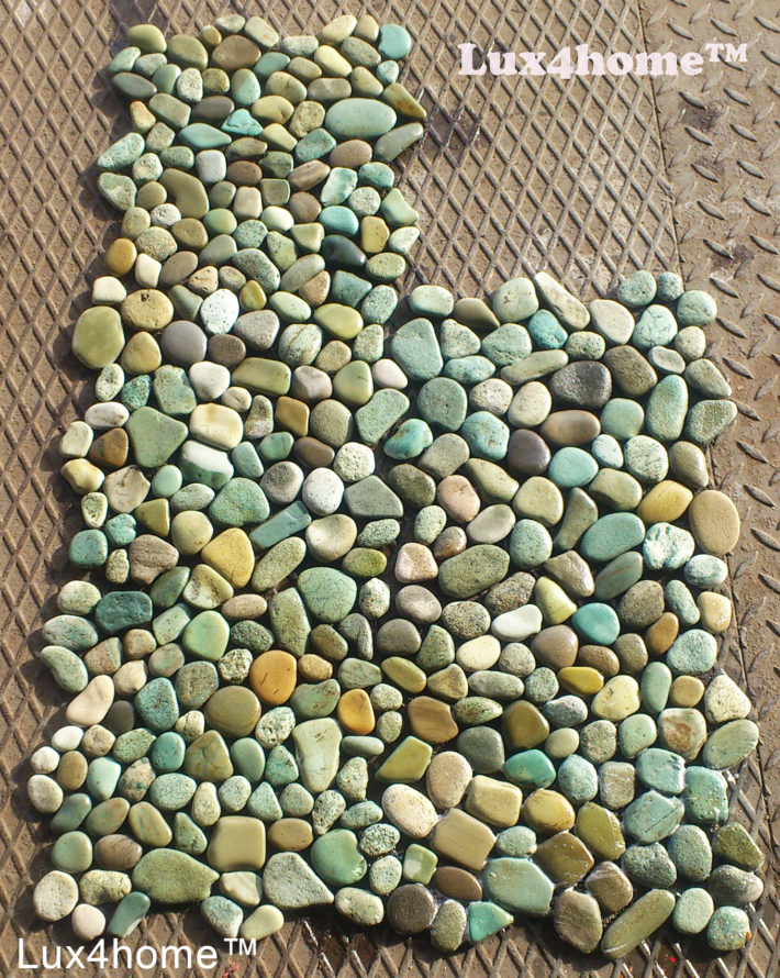 Mozaika kamienna z zielonych otoczaków – mozaiki z otoczaków na siatce