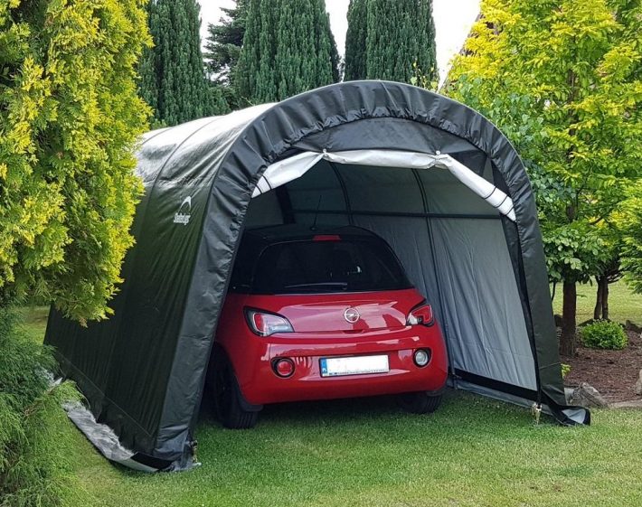 Namiot garażowy na trawniku na działce