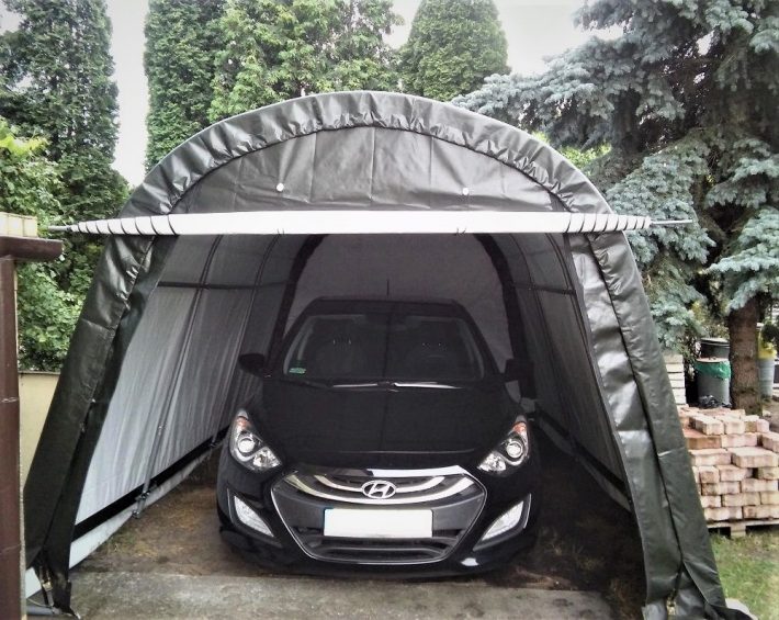 Namiot garażowy na podjeździe przed domem